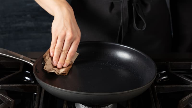 How Long to Let Cast Iron Cool After Seasoning? It's Vital!