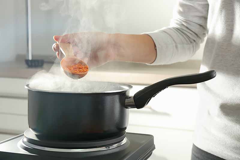 How to Clean Saucepan Bottoms: Simple Steps for Professionals