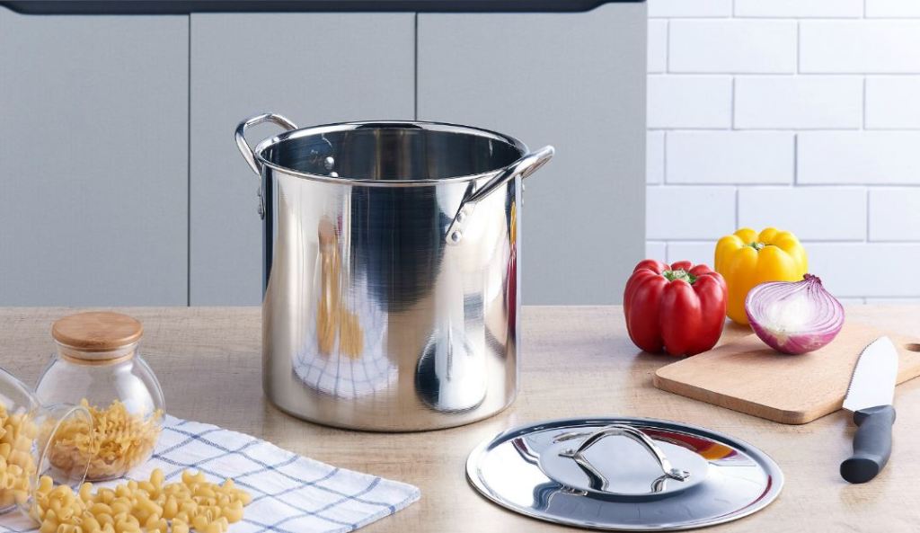 How Big is a Standard Stock Pot for Professional Kitchens?