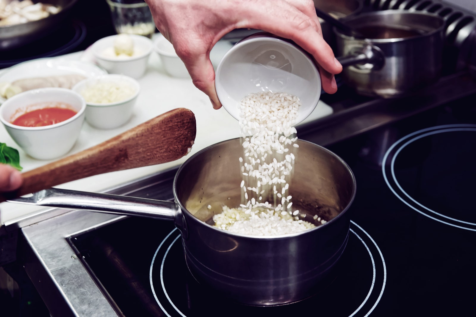 How to Clean an Aluminum Stock Pot Properly and Efficiently?