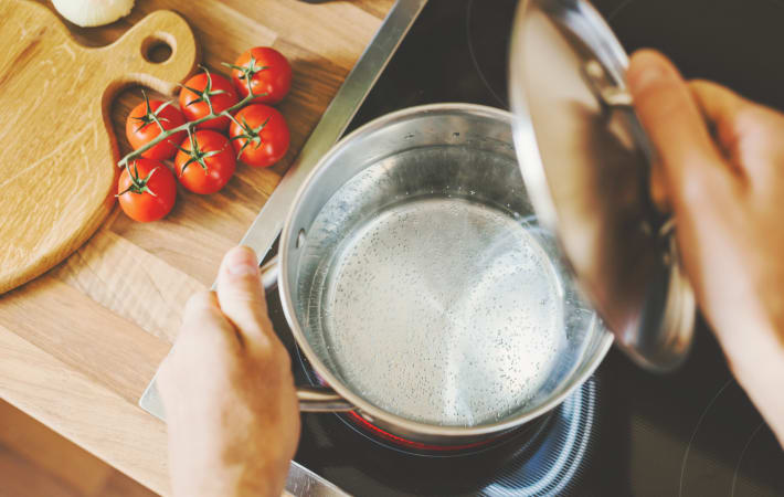 How to Season a Saucepan: Tips for Kitchen Professionals?